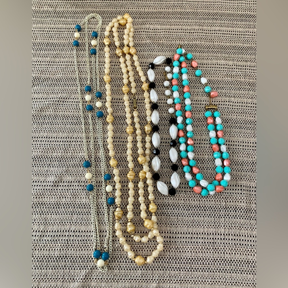 Lot of 4 vintage necklaces